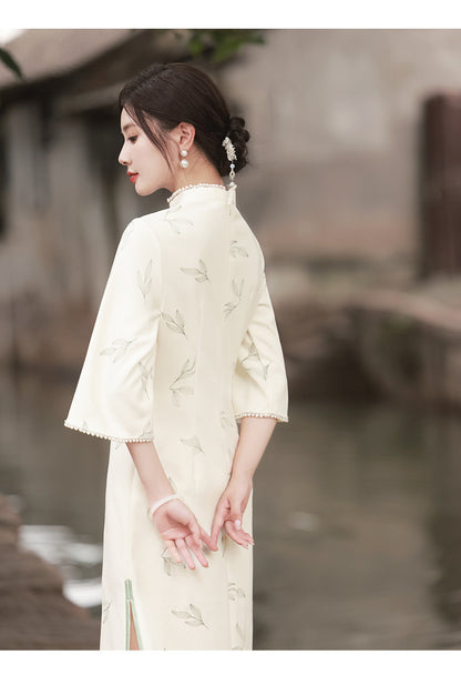 Vestido Cheongsam con manga acampanada y bordado de encaje albaricoque