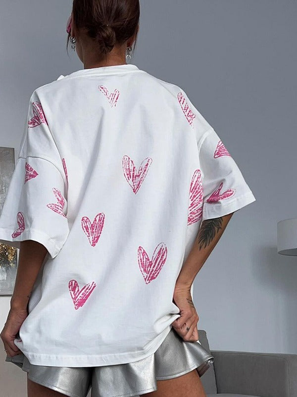 Camiseta de manga corta lavada y rasgada con estampado en forma de corazón