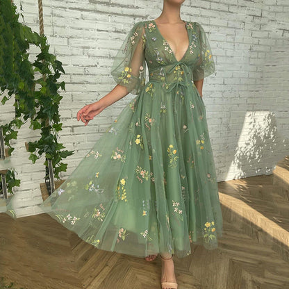 Robe mi-longue brodée de dentelle de fête