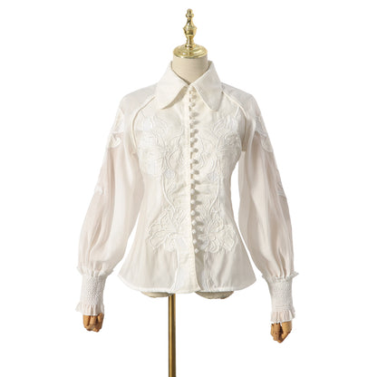 Chemise brodée de dentelle