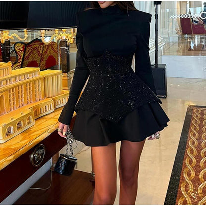 Mini-robe trapèze noire à sequins et épaules rembourrées à col montant