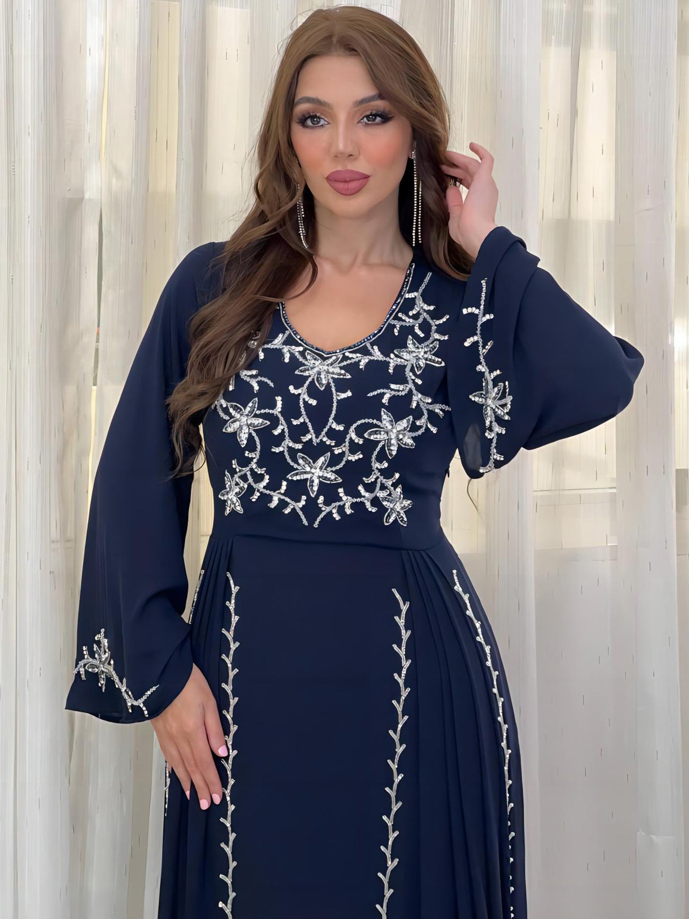 Robe élégante avec appliques brodées pour dîner de fête