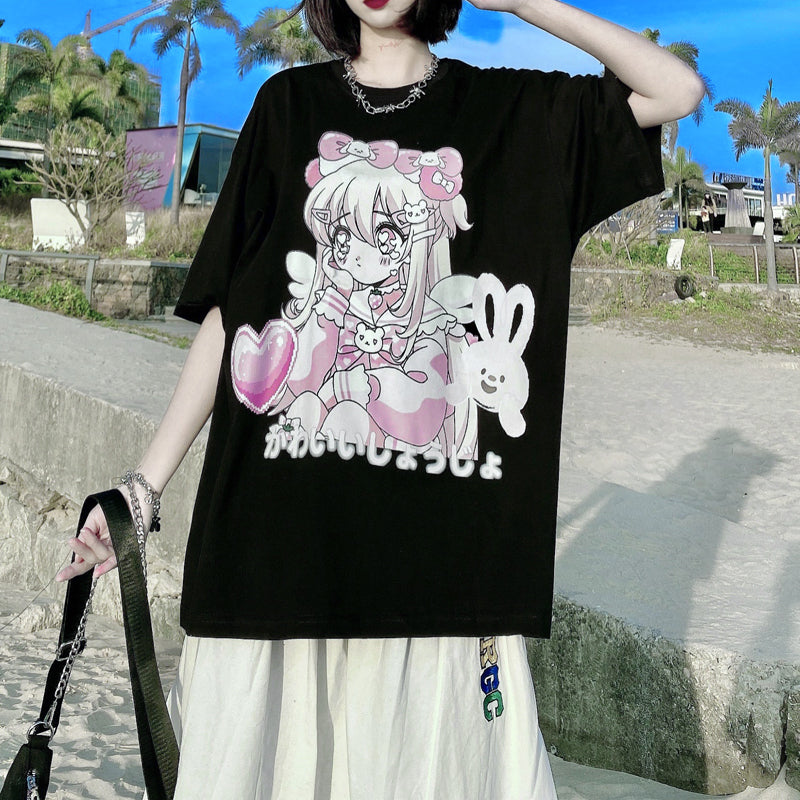 Chica suave holgada de manga corta con estampado femenino