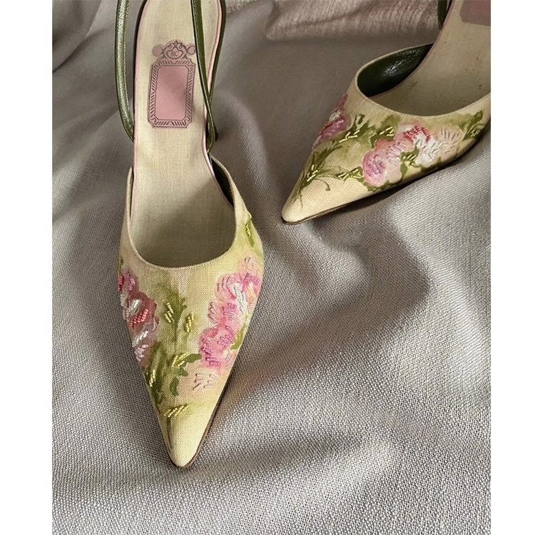 Tacones altos bordados en punta vintage