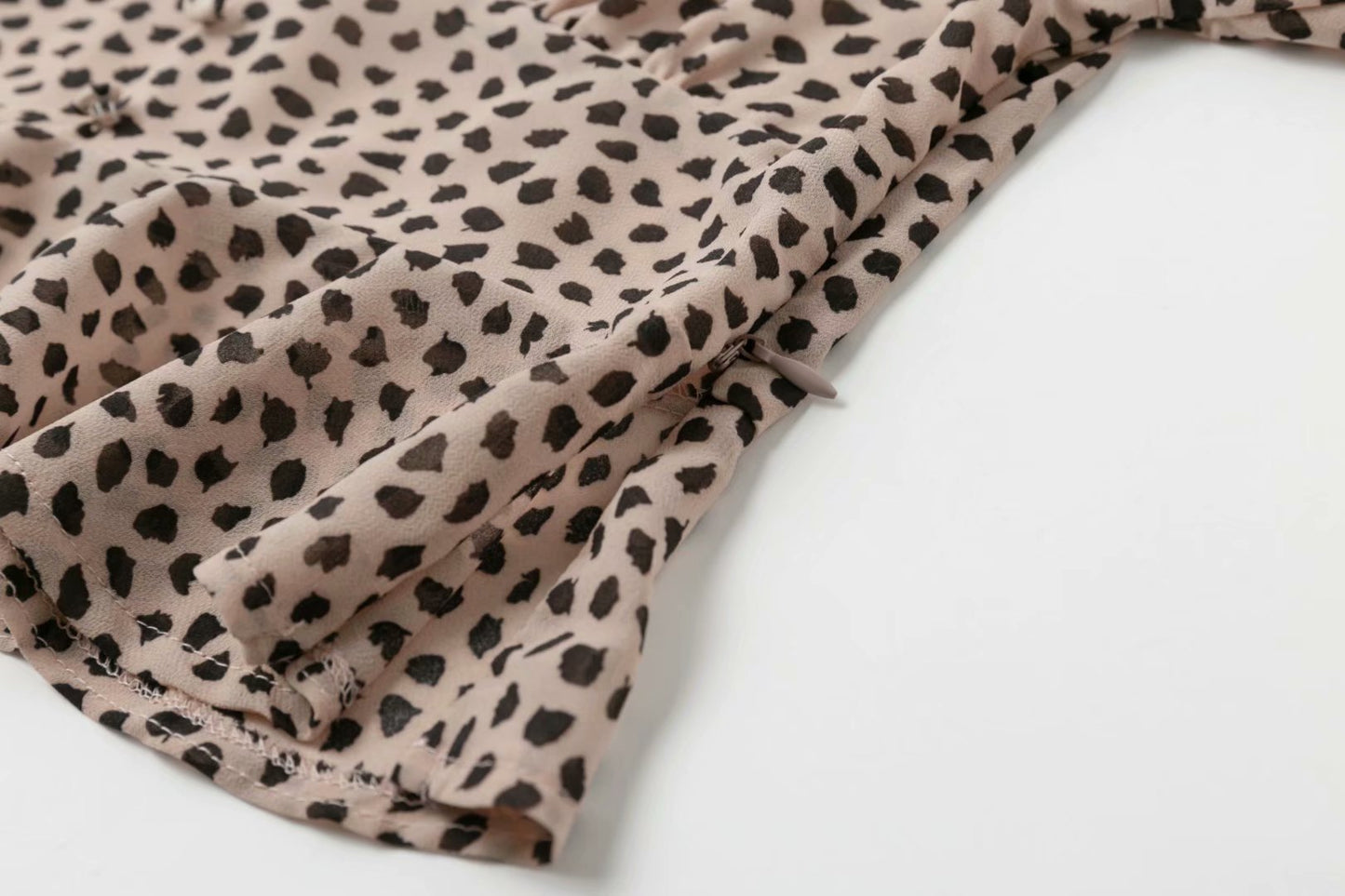 Camisa corta con volantes y cuello en V con estampado de leopardo 