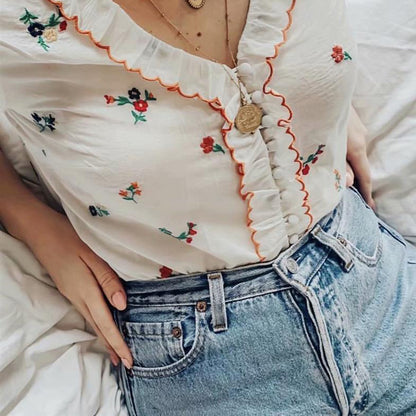 Top camisero con volantes bordados