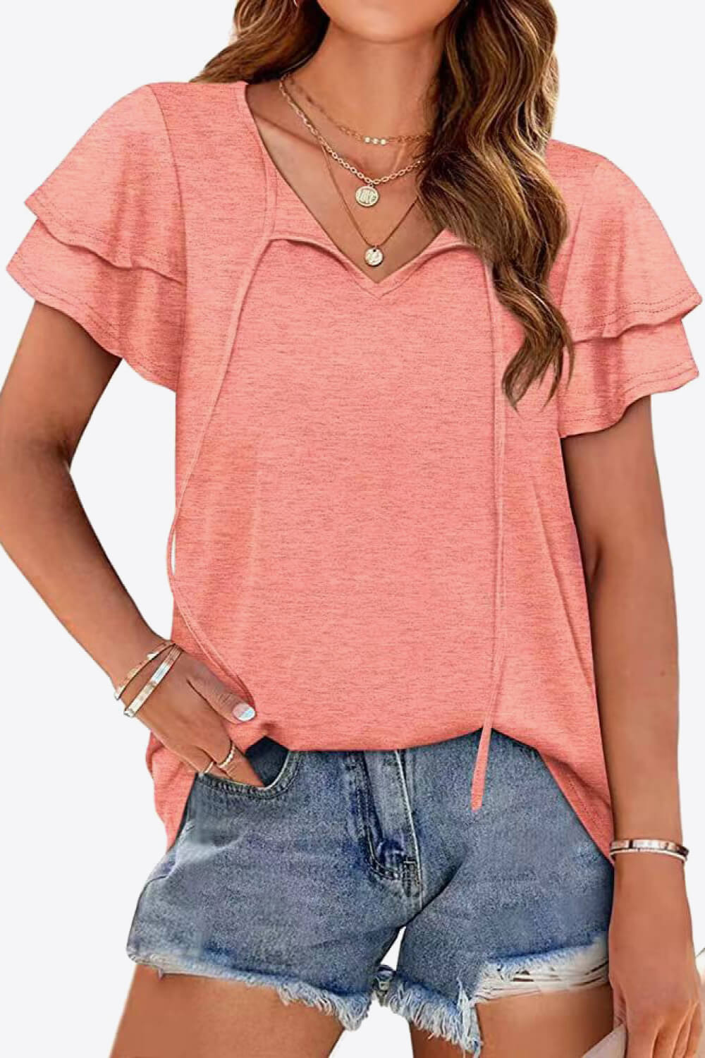 Blusa con mangas acampanadas y capas con cuello anudado