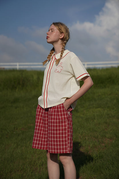 Camisa beige con tela ondulada bordada con conejo de nuevo producto