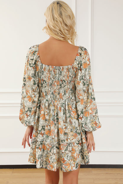 Mini-robe à imprimé floral et smockée au dos, manches bouffantes