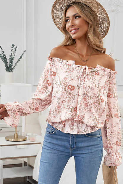 Blusa floral con hombros descubiertos y volantes en la manga