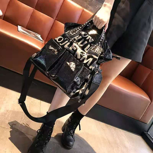 Bolso bandolera de gran capacidad con diseño de letras y perforaciones en caliente para mujer