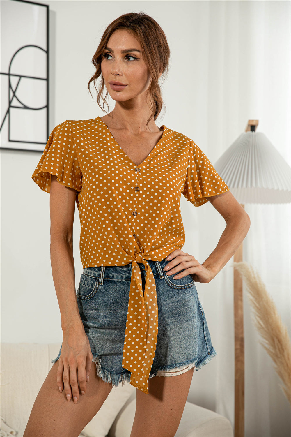 Blusa anudada con cuello en V y botones decorativos