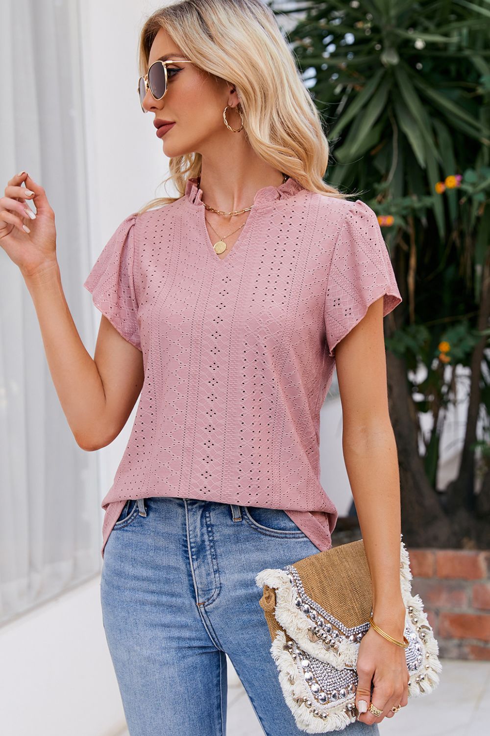 Blusa con mangas abullonadas y cuello con muescas