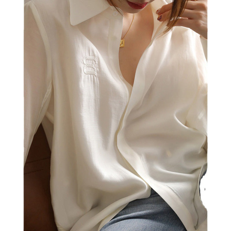 Une chemise blanche en mousseline de soie chic de niche pour les femmes