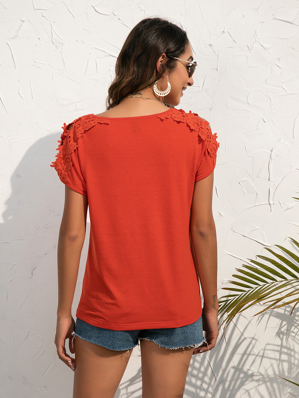 Blusa con hombros descubiertos y encaje empalmado