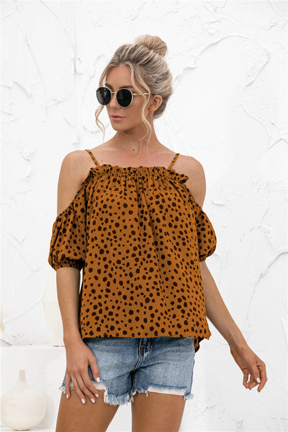 Blusa estampada con hombros descubiertos y ribete de volantes