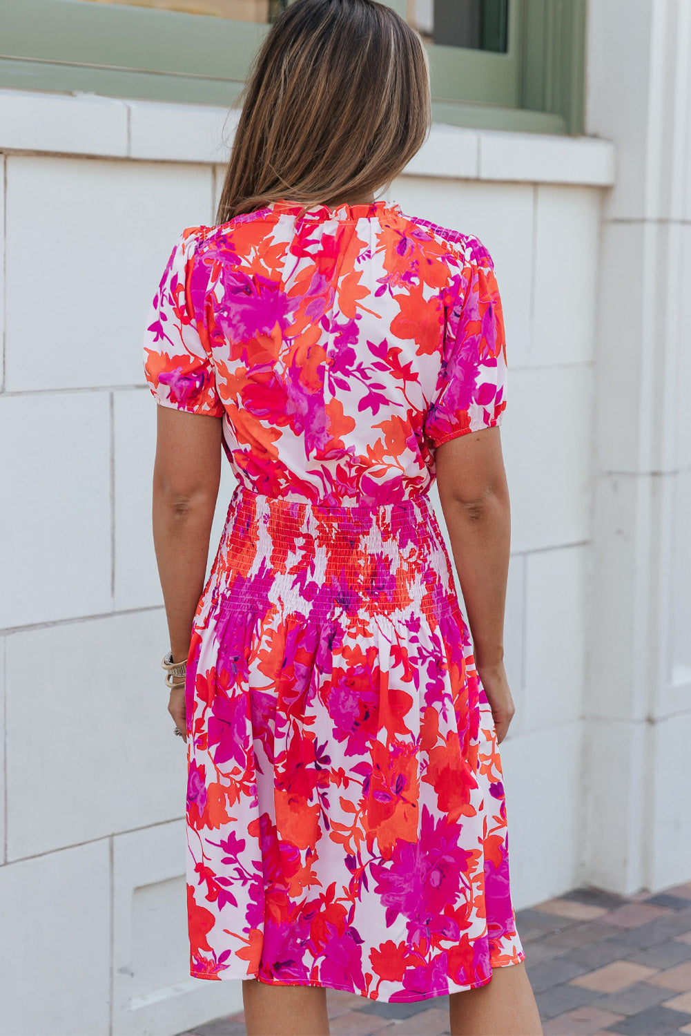 Vestido de vuelo con mangas abullonadas y cintura fruncida con estampado floral rosa