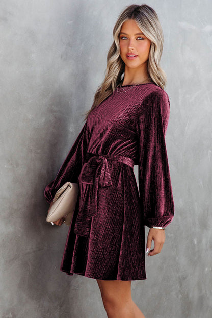 Robe en velours froissé rouge vif à nouer à la taille