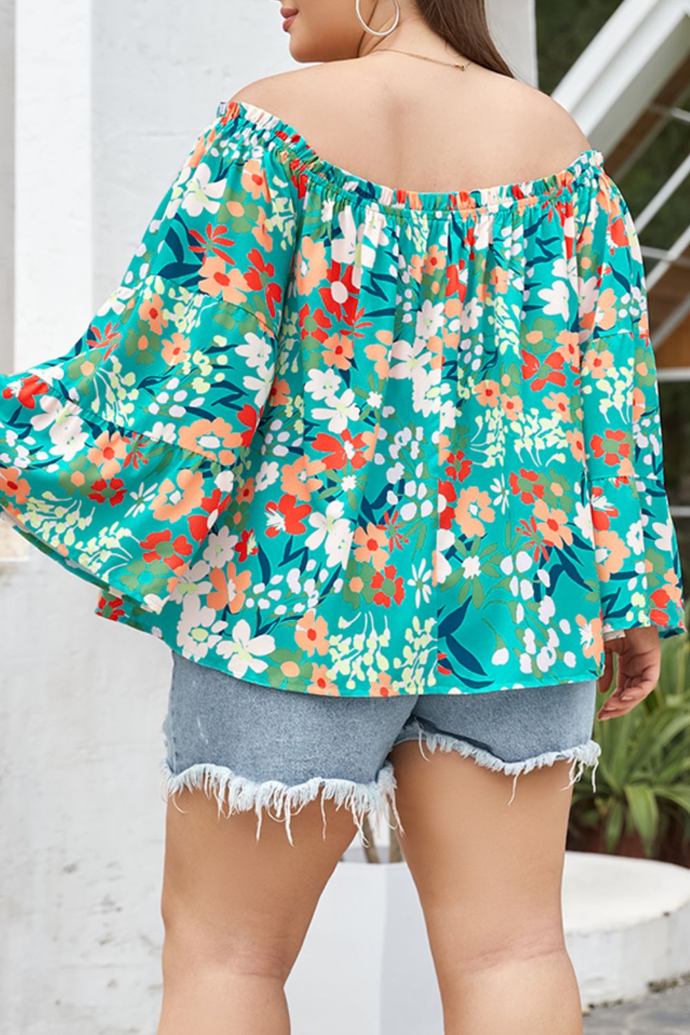 Blusa floral con hombros descubiertos y talla grande