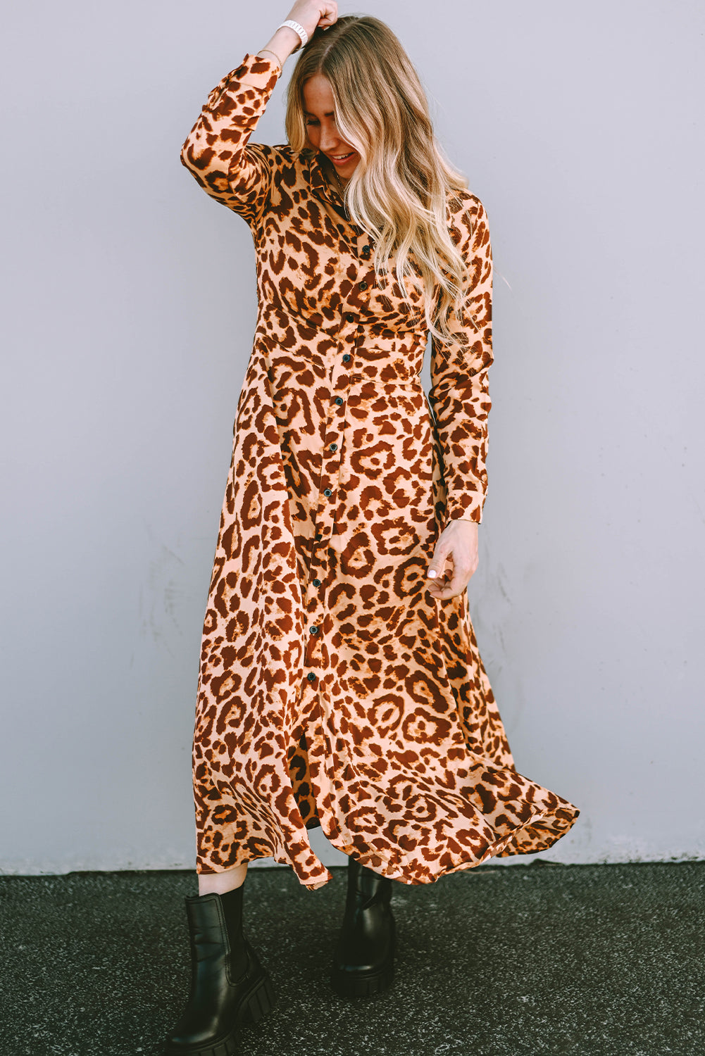 Vestido largo de manga larga con botones de leopardo