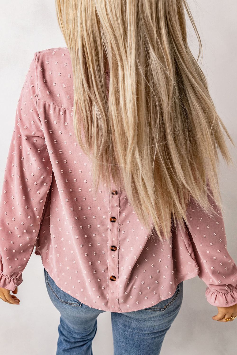 Blusa con detalle de botones y mangas con volantes de lunares suizos