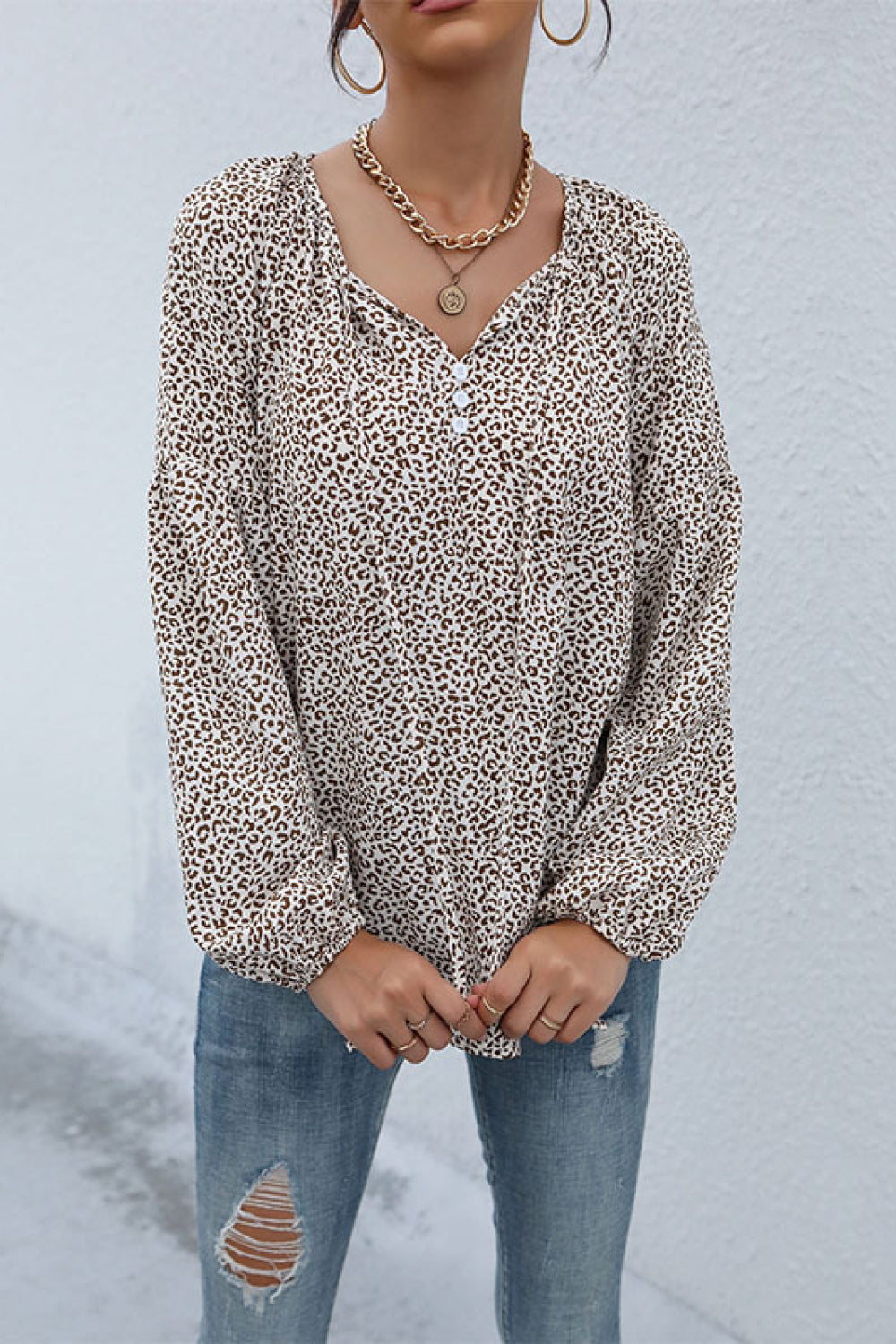 Blusa con cuello anudado y estampado de leopardo