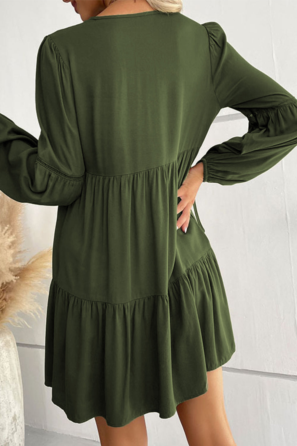 Mini vestido de encaje con mangas abullonadas y botones escalonados con volantes verde