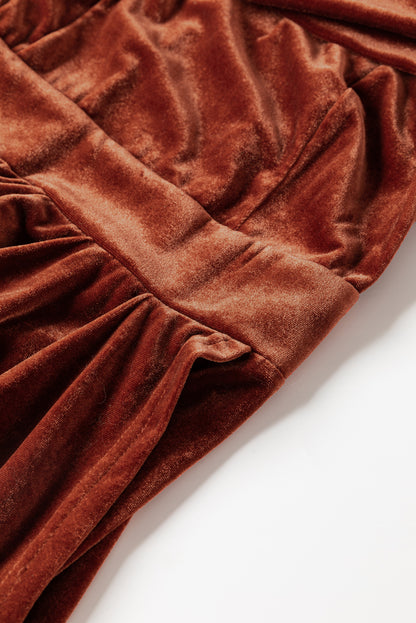 Robe de soirée portefeuille plissée en velours marron à épaules dénudées