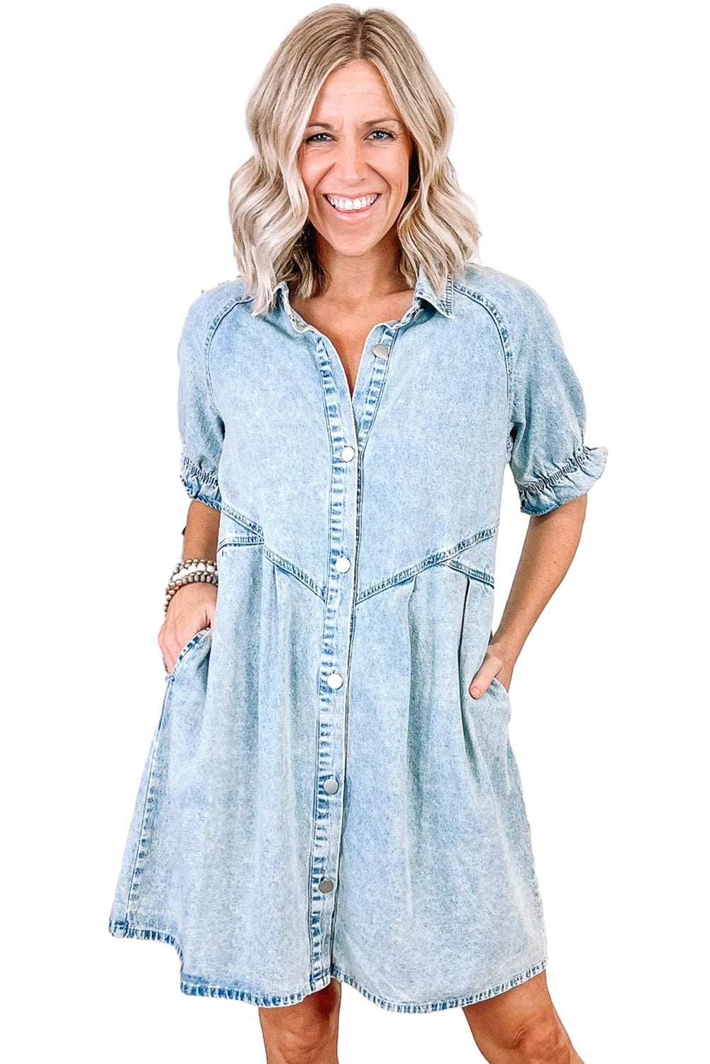 Robe en jean bleu délavé à volants et manches courtes avec poches