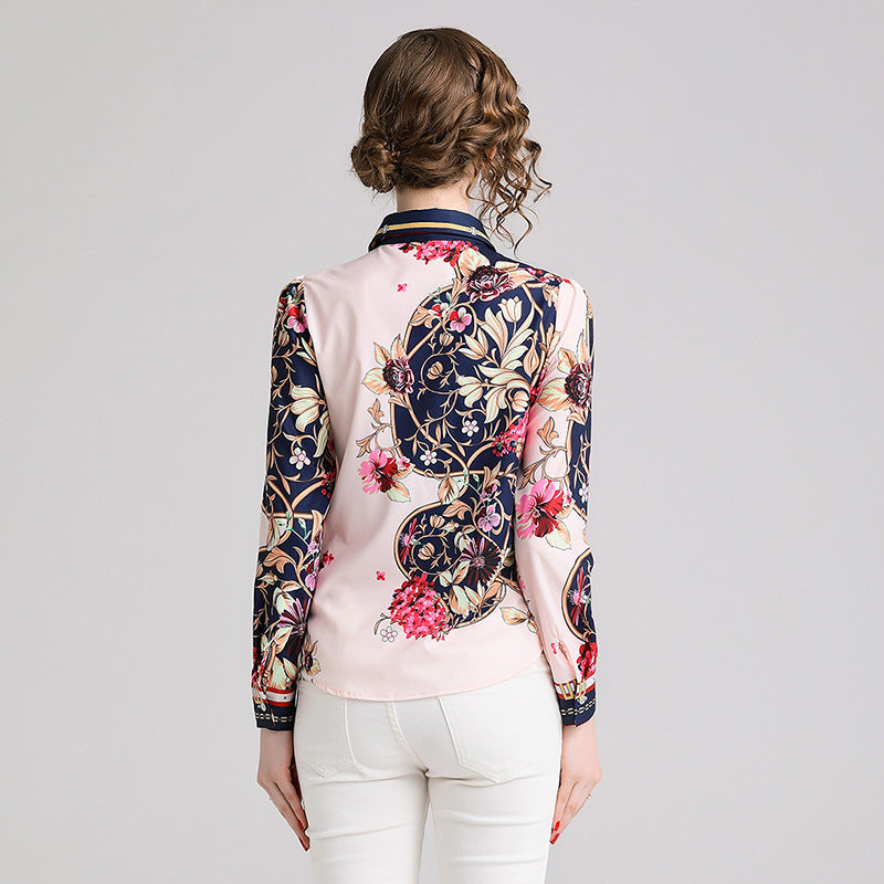 Camisa adelgazante con lazo y estampado de flores.