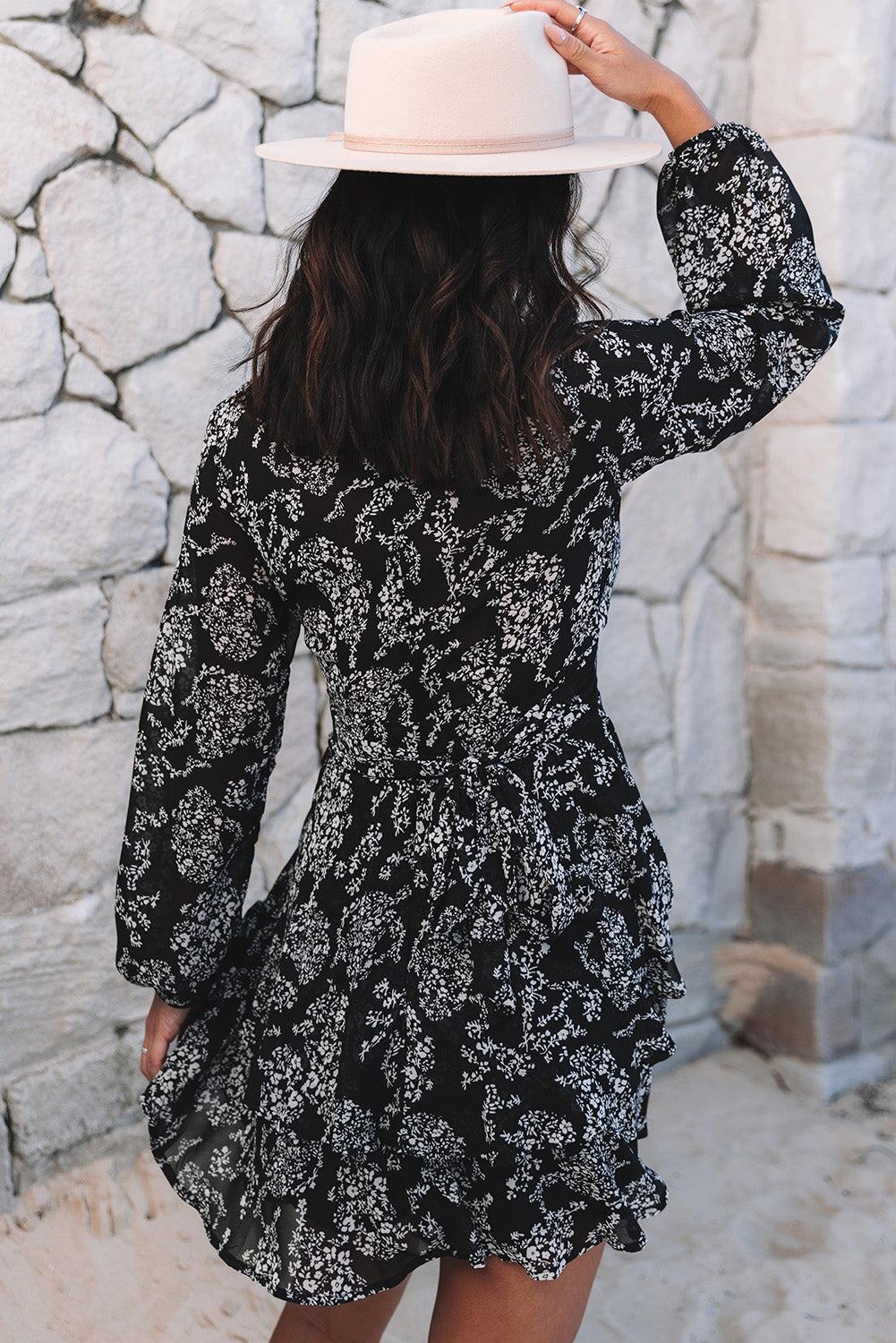 Robe courte noire à imprimé floral avec ourlet à volants superposé à la taille et à nouer à la taille