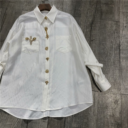 Camisa blanca de acetato de imitación a rayas con logotipo dorado para mujer