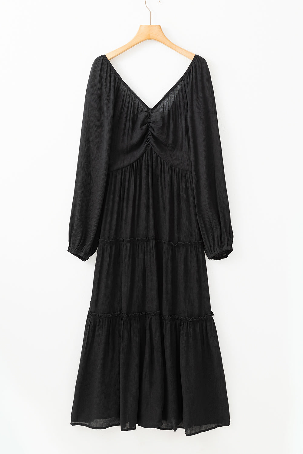 Robe longue noire à volants et découpes avec nœud papillon et col en V