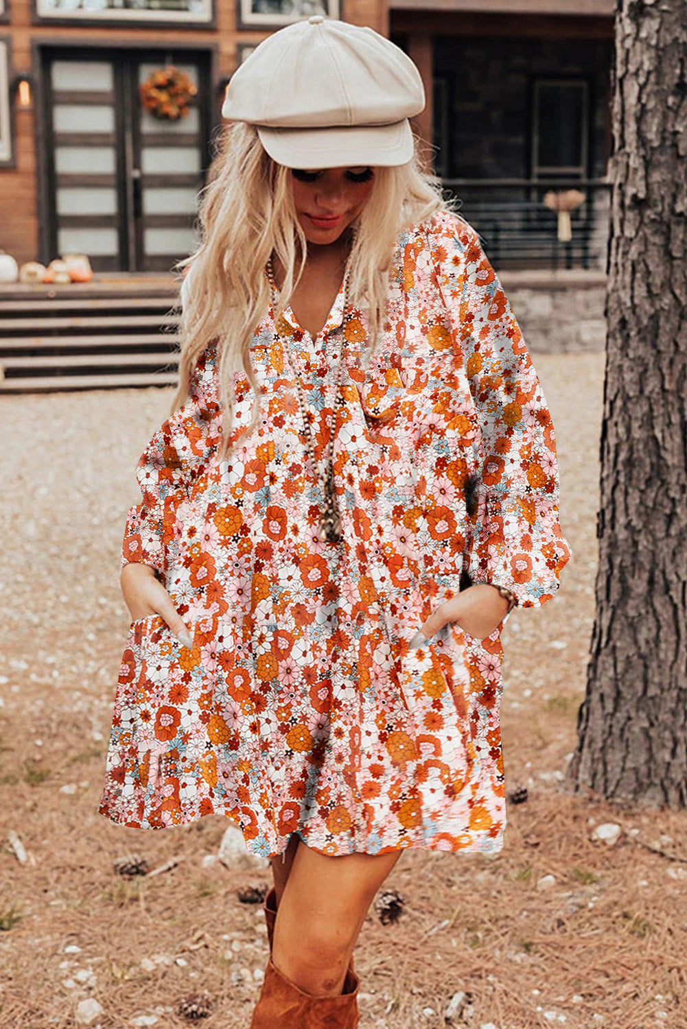 Vestido recto con bolsillos y estampado floral con cuello dividido naranja