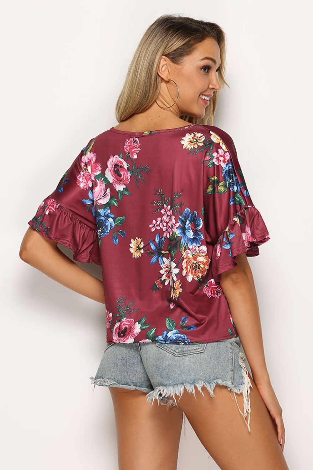 Top floral con mangas con volante y dobladillo anudado