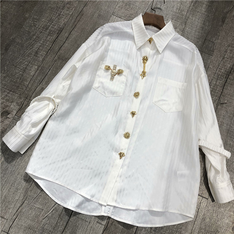 Camisa blanca de acetato de imitación a rayas con logotipo dorado para mujer