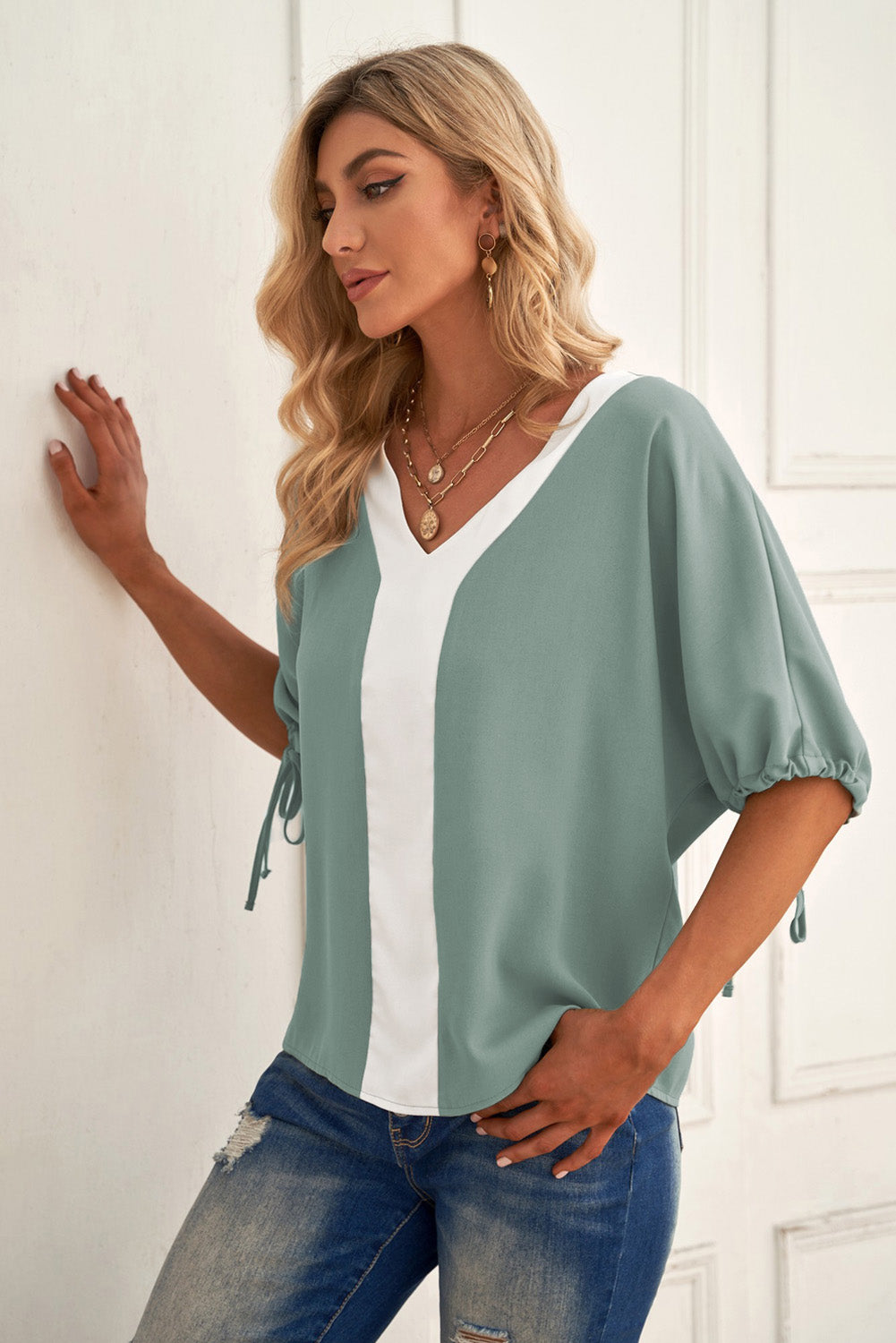 Blusa con puños con cordón y cuello en V en contraste