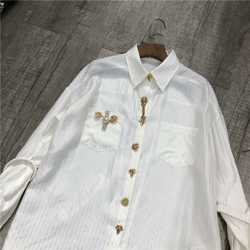 Camisa blanca de acetato de imitación a rayas con logotipo dorado para mujer