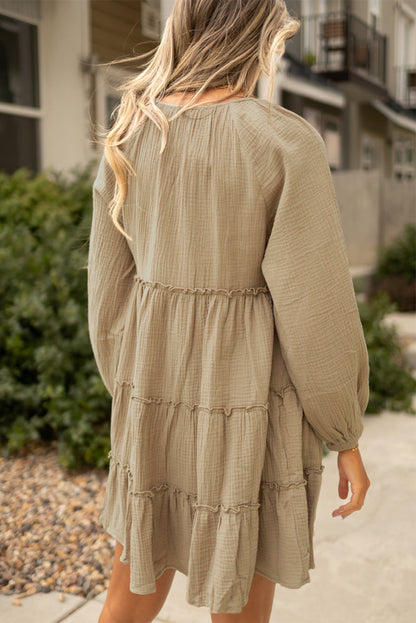 Minivestido escalonado con volante y cuello en V en crepé de algodón de color caqui pálido