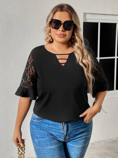 Blusa con mangas con volantes y encaje empalmado con cuello redondo y abertura de talla grande