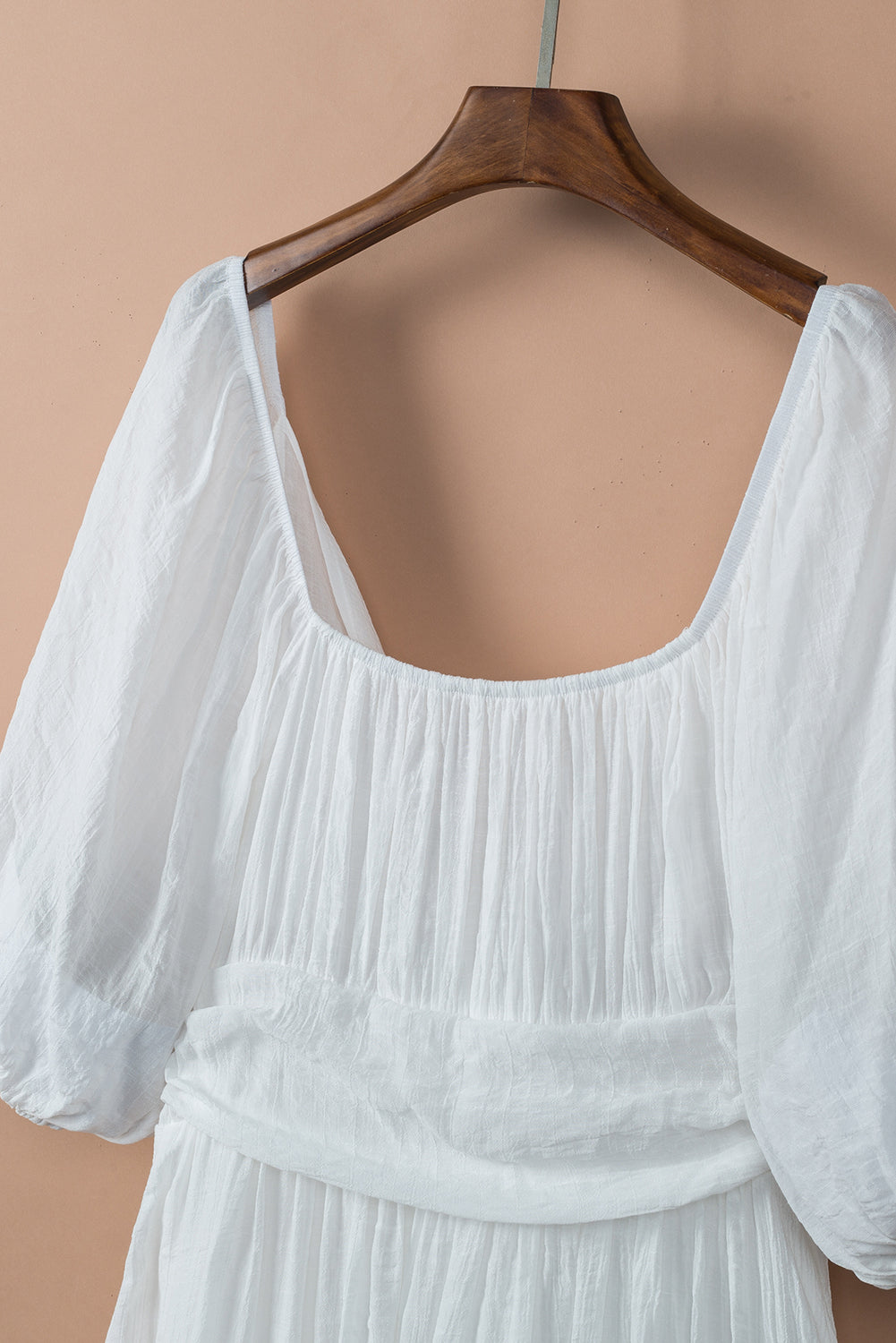 Mini-robe blanche à nœud papillon et col carré, taille haute à volants