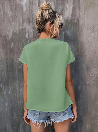 Blusa estampada de manga corta con cuello con muescas