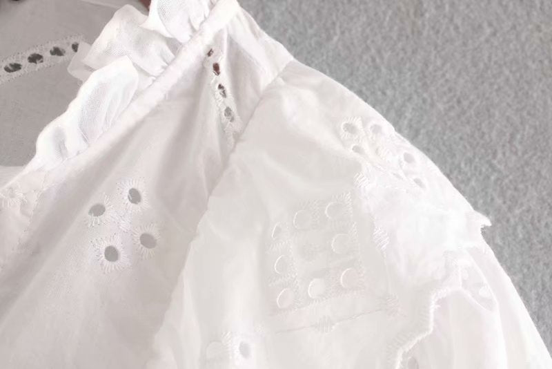 Chemise à broderies découpées