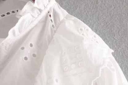 Chemise à broderies découpées