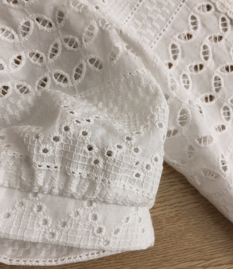 Retro female lace crocheted shirt lining