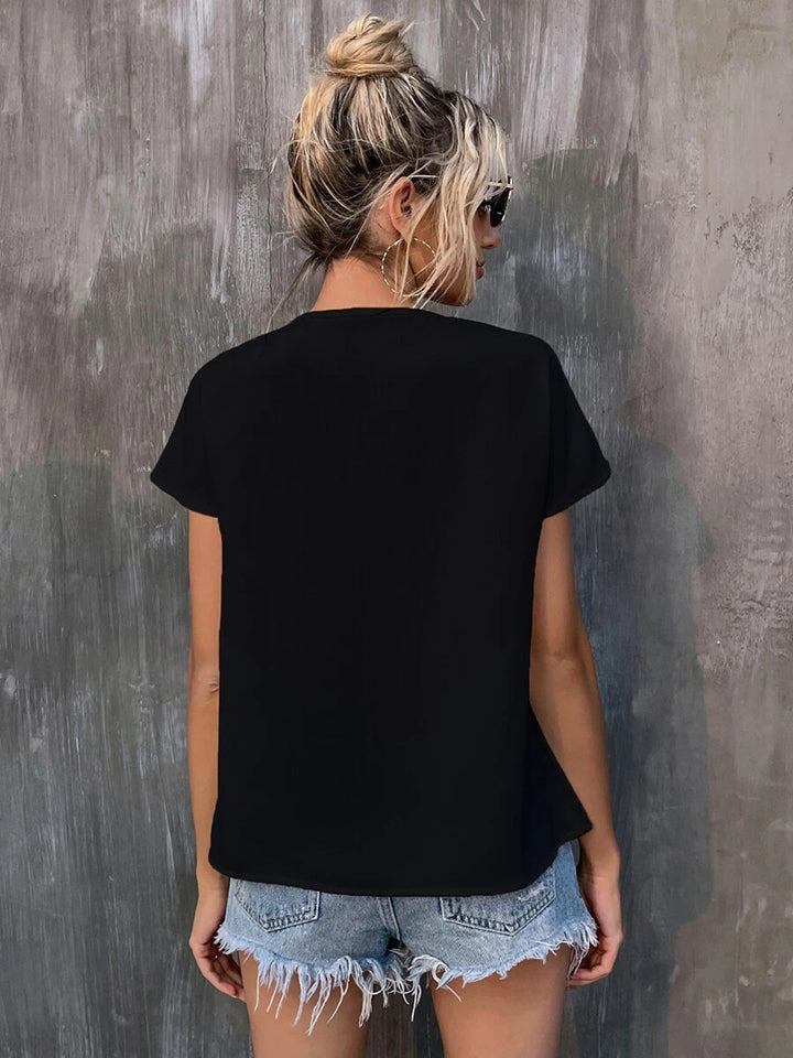 Blusa estampada de manga corta con cuello con muescas