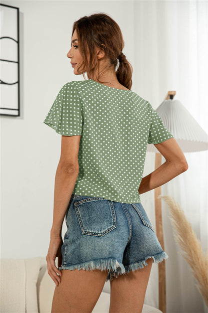 Blusa anudada con cuello en V y botones decorativos