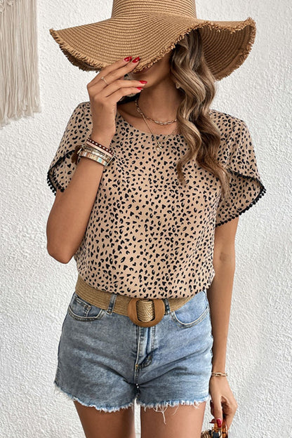 Blusa con cuello redondo y mangas de pétalos con detalle de pompones estampados