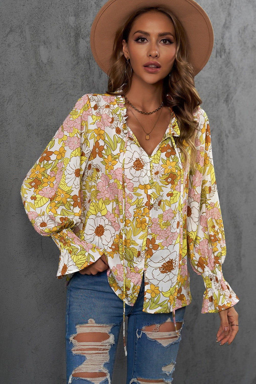 Blusa con mangas con volante y cuello anudado con ribete de volantes florales