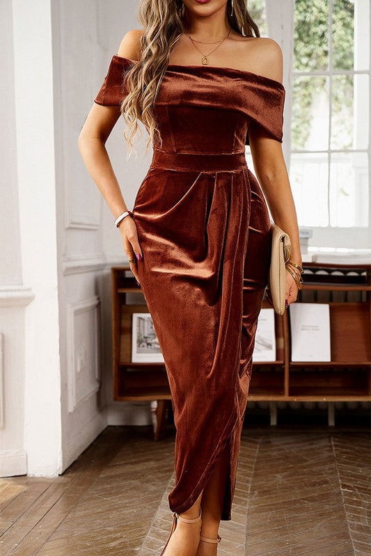 Robe de soirée portefeuille plissée en velours marron à épaules dénudées